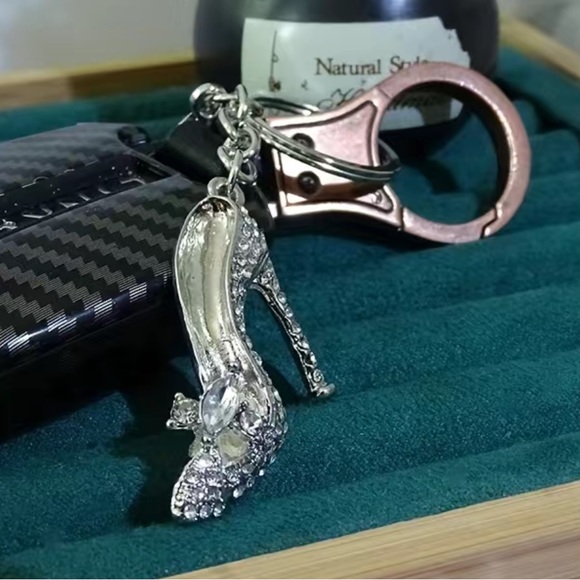 NIP Rhinestone High Heel Keychain Accessory - Picture 3 of 5